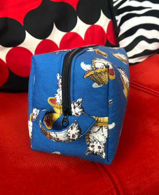 Kisu korissa • meikkipussi