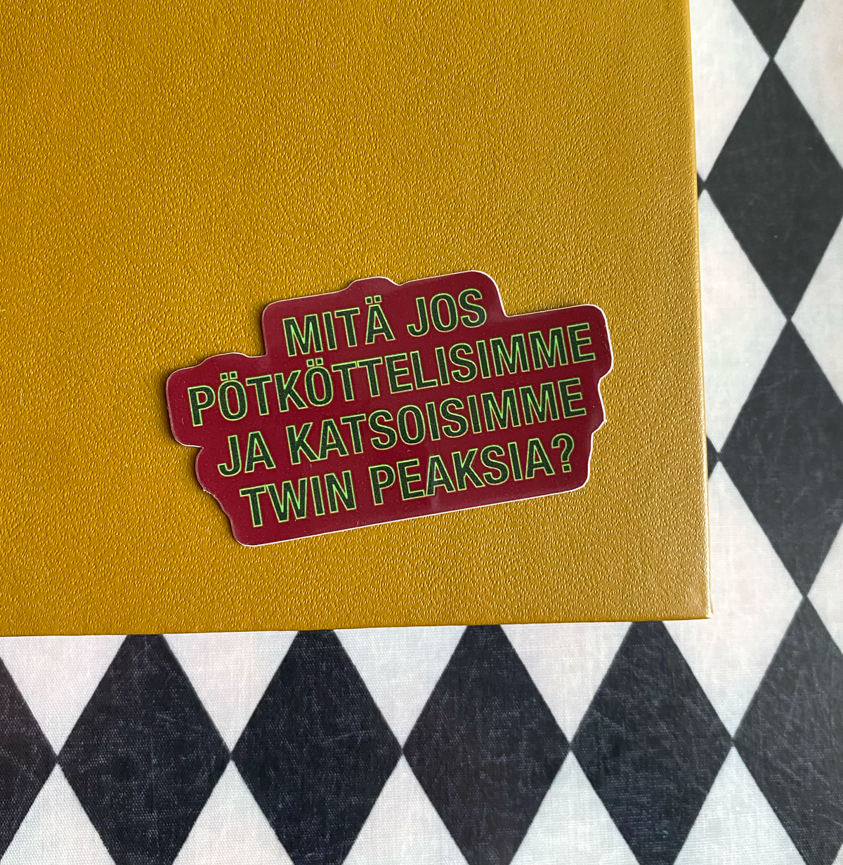 Mitä jos pötköttelisimme ja katsoisimme Twin Peaksia? • tarra